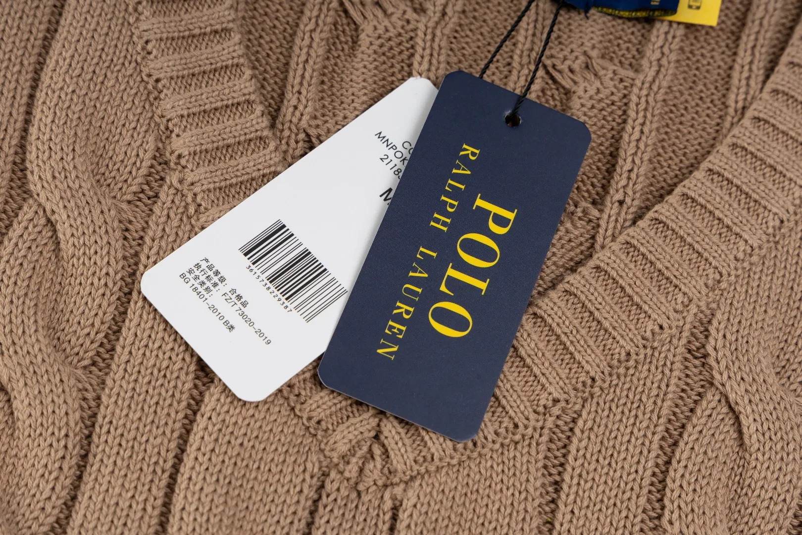 P176 #R82 Ralph Lauren Small Label Cable V Neck Vest Sleeveless Twist Sweater Women's Top Size: XS S M L Color: White Yellow Light Blue Pink Khaki Gray Navy Black Classic Cotton Yarn 100% White Cotton High Quality Classic Style Has Always Been Popular! The workmanship details are very good! Wearing a vest with a shirt is always the standard, with classic brand embroidery on the chest! All major stars have the same style! Best for couples. High quality goods! Xinjiang cotton micro-elastic and smooth fabric has excellent quality. Pure cotton is soft and skin-friendly. Length: 60/61/63/65 Bust: 44/46/49/52 Shoulder width: 36/37.5/39/41